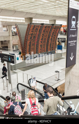 Reisende, die durch Charles de Gaulle Flughafen und TGV-Bahnhof in Paris, Frankreich Stockfoto