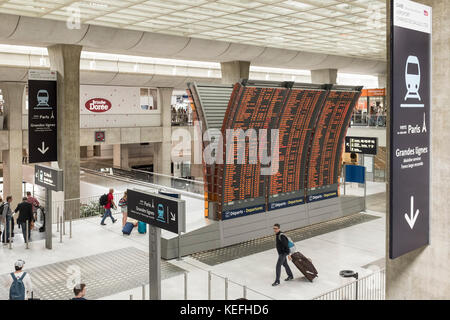 Reisende, die durch Charles de Gaulle Flughafen und TGV-Bahnhof in Paris, Frankreich Stockfoto