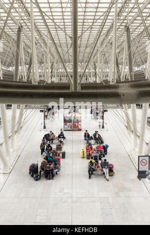 Reisende, die durch Charles de Gaulle Flughafen und TGV-Bahnhof in Paris, Frankreich Stockfoto