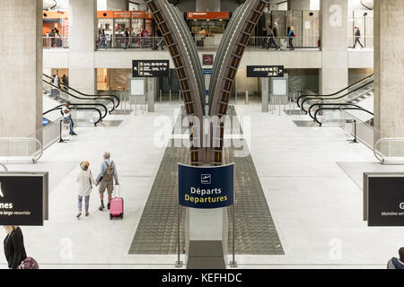 Reisende, die durch Charles de Gaulle Flughafen und TGV-Bahnhof in Paris, Frankreich Stockfoto