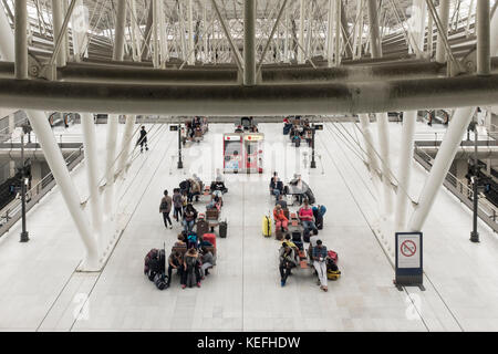 Reisende, die durch Charles de Gaulle Flughafen und TGV-Bahnhof in Paris, Frankreich Stockfoto