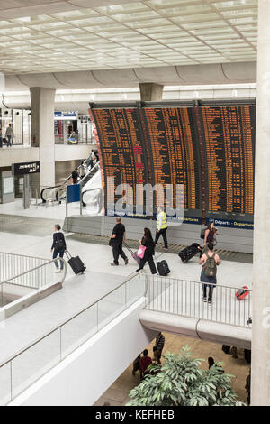 Reisende, die durch Charles de Gaulle Flughafen und TGV-Bahnhof in Paris, Frankreich Stockfoto