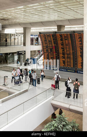 Reisende, die durch Charles de Gaulle Flughafen und TGV-Bahnhof in Paris, Frankreich Stockfoto