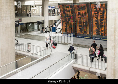 Reisende, die durch Charles de Gaulle Flughafen und TGV-Bahnhof in Paris, Frankreich Stockfoto