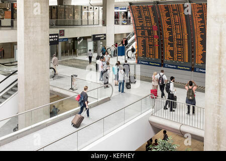 Reisende, die durch Charles de Gaulle Flughafen und TGV-Bahnhof in Paris, Frankreich Stockfoto