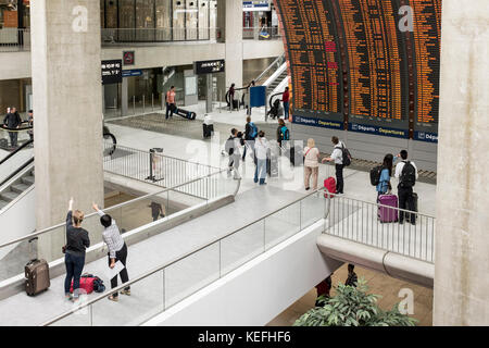 Reisende, die durch Charles de Gaulle Flughafen und TGV-Bahnhof in Paris, Frankreich Stockfoto