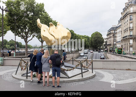 Besucher rund um die Flamme de la Liberté, in Paris, Frankreich Stockfoto