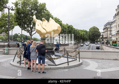 Besucher rund um die Flamme de la Liberté, in Paris, Frankreich Stockfoto