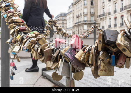 Vorhängeschlösser zieren die Kette um die Flamme de la Liberté in Paris, Frankreich Stockfoto
