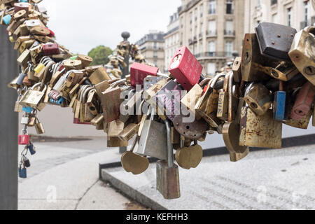Vorhängeschlösser zieren die Kette um die Flamme de la Liberté in Paris, Frankreich Stockfoto