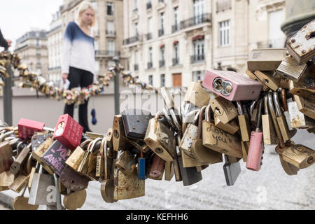 Vorhängeschlösser zieren die Kette um die Flamme de la Liberté in Paris, Frankreich Stockfoto