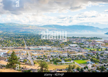 Blick auf die Stadt von Kelowna und Okanagan See von Knox Mountain Aussichtspunkt Herbst Stockfoto