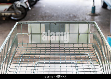 Warenkorb auf einem Parkplatz in der Nähe von Supermarkt Stockfoto