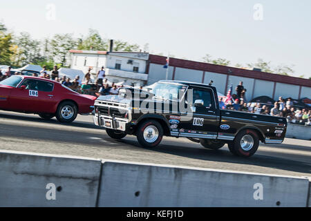 Ein dragster Car an Stromkreis bereit, während der Motor Show zu beschleunigen. Stockfoto