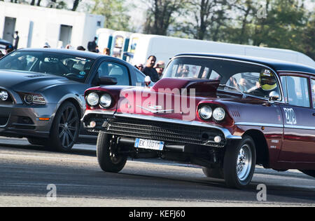 Ein dragster Car an Stromkreis bereit, während der Motor Show zu beschleunigen. Stockfoto