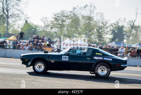 Eine schwarze Camaro Schnellfahren auf bei einer Motor Show Wettbewerb Stockfoto