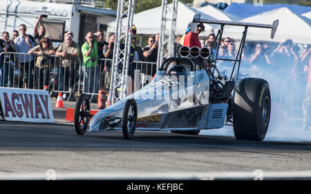 Ein dragster Car an Stromkreis bereit, während der Motor Show zu beschleunigen. Stockfoto