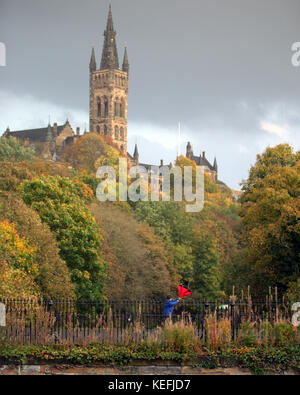 Das Met Office gab gelbe Wetterwarnungen aus, als starke Regenfälle und starke Winde vom Hurrikan Ophelia die Stadt im Park der Universität Glasgow treffen Stockfoto