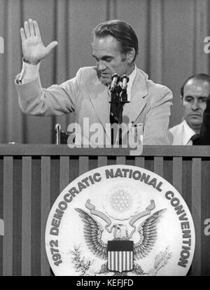 Gouverneur George Wallace (Demokrat von Alabama) ein Kandidat für die Nominierung der Demokratischen Partei für Präsidenten der Vereinigten Staaten, Wellen vom Podium, während er spricht bei der 1972 Democratic National Convention in Miami, Florida, aus dem Rollstuhl hatte er seit dem Versuch auf seinem Leben früher in diesem Jahr am 12. Juli 1972 hat.  In seinen Ausführungen festgelegten Wallace ein acht-Punkte-Programm, das eine starke Anti-Büssing-Ständer enthalten, der später vom Konvent abgelehnt wurde.  Weiter versprach er nicht auf einen Dritten zu bilden, wenn seine Kandidatur und Programm von den Kongressteilnehmern abgelehnt wurden. Kredit: Arnie Stockfoto