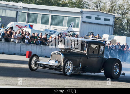 Ein dragster Car an Stromkreis bereit, während der Motor Show zu beschleunigen. Stockfoto