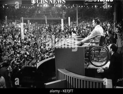 Gouverneur George Wallace (Demokrat von Alabama), Kandidat für die Nominierung der Demokratischen Partei für den Präsidenten der Vereinigten Staaten, spricht auf der Democratic National Convention 1972 in Miami, Florida vom Rollstuhl, den er seit dem Versuch auf seinem Leben Anfang dieses Jahres am 12. Juli 1972 hatte. In seinen Ausführungen legte Wallace ein Acht-Punkte-Programm fest, das einen starken Anti-Bussing-Stand enthielt, der später vom Konvent abgelehnt wurde. Außerdem versprach er, keine Drittpartei zu bilden, wenn seine Kandidatur und sein Programm von den Delegierten des Konvents abgelehnt würden. Kredit: Arnie Sachs / CNP / MediaPunch Stockfoto