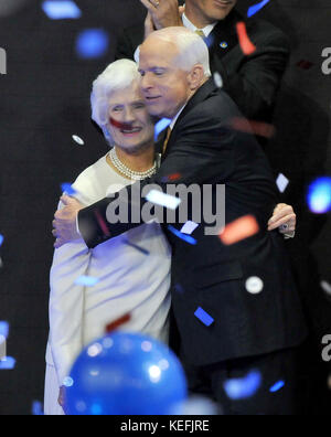St. Paul, MN - 4. September 2008 -- Senator John McCain aus den Vereinigten Staaten (Republikaner von Arizona), rechts, umarmt seine Mutter Roberta McCain, nachdem er die Nominierung seiner Partei als Präsident der Vereinigten Staaten am 4. Tag der Republican National Convention 2008 im Xcel Energy Center in St. Paul, Minnesota am Donnerstag, 4. September 2008 angenommen hat..Credit: Ron Sachs/CNP/MediaPunch Stockfoto