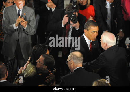 Washington, DC - 20. Januar 2009 - die Präsidenten der Vereinigten Staaten Barack Obama Ansätze United States Senator John McCain (Republikaner aus Arizona), während Sie das Mittagessen bei Statuary Hall im Kapitol in Washington DC nach Barack Obamas Vereidigung als 44. Präsident der Vereinigten Staaten am Dienstag, 20. Januar 2009. Credit: Amanda Rivkin - Pool über CNP/MediaPunch Stockfoto
