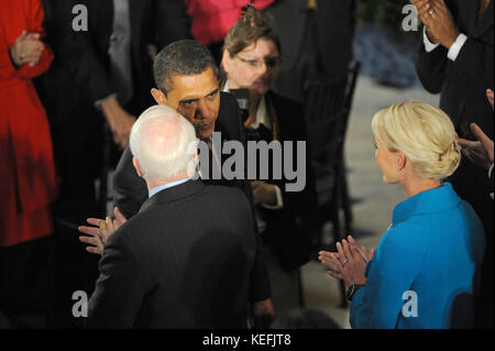 Washington, DC - Januar 20, 2009 -- USA-Präsident Barack Obama Ansätze United States Senator John McCain (Republikaner aus Arizona) und seine Frau, Cindy, während Sie das Mittagessen bei Statuary Hall im Kapitol in Washington DC nach Barack Obamas Vereidigung als 44. Präsident der Vereinigten Staaten am 20. Januar 2009. Credit: Amanda Rivkin - Pool über CNP/MediaPunch Stockfoto