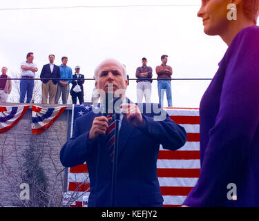 Us-Senator John McCain (Republikaner aus Arizona) Kampagnen außerhalb seiner Präsidentenkampagne Sitz in Alexandria, Virginia am 27. Februar 2000. Seine Frau Cindy können auf der rechten Seite gesehen werden. Quelle: Ron Sachs/CNP/MediaPunch Stockfoto