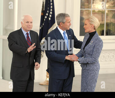 Washington, DC - 5. März 2008 -- United States Senator John McCain (Republikaner aus Arizona), Links, der vermutliche 2008 republikanische Kandidat für das Amt des Präsidenten der Vereinigten Staaten Wellen auf die Kameras als Präsidenten der Vereinigten Staaten George W. Bush, Mitte, begrüßt McCain's Frau, Cindy, rechts, an der nördlichen Vorhalle des Weißen Hauses am Mittwoch, 5. März 2008. Quelle: Ron Sachs/CNP/MediaPunch Stockfoto