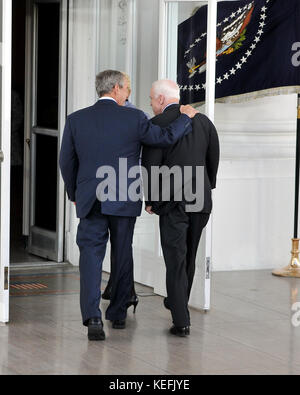 Washington, DC - 5. März 2008 -- USA-Präsident George W. Bush, Links, Spaziergänge United States Senator John McCain (Republikaner aus Arizona), rechts, der vermutliche republikanische Kandidat 2008 für Präsident der Vereinigten Staaten ins Weiße Haus für das Mittagessen auf der nördlichen Vorhalle am Mittwoch, 5. März 2008. Quelle: Ron Sachs/CNP/MediaPunch Stockfoto