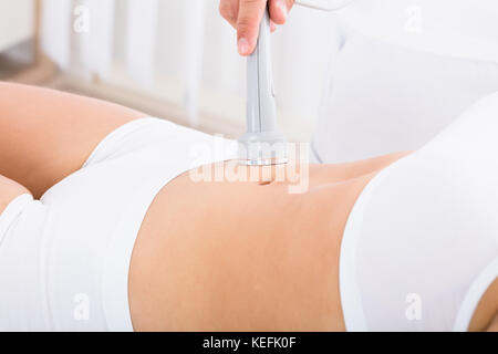 In der Nähe von Frau mit Laser Behandlung auf dem Bauch unter Beauty Klinik Stockfoto