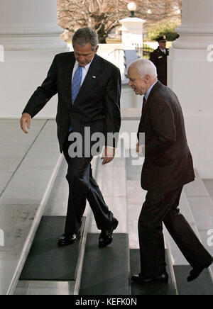 Washington, D.C. - März 5, 2008 -- USA-Präsident George W. Bush (L) begrüßt die republikanische Präsidentenkandidat Senator John McCain (R-AZ) zum Weißen Haus März 5, 2008 in Washington, DC. Bush wird seine Unterstützung der McCain für die GOP Nennung im Rosengarten verkünden, nachdem ein privates Mittagessen. McCain erreicht die geforderten 1.191 Delegierten erforderlich, die Nominierung nach Dienstag Vorwahlen in Ohio, Texas, Vermont und Rhode Island setzte ihn über der Oberseite zu klammern. . Credit: Chip Somodevilla-Pool über CNP/MediaPunch Stockfoto