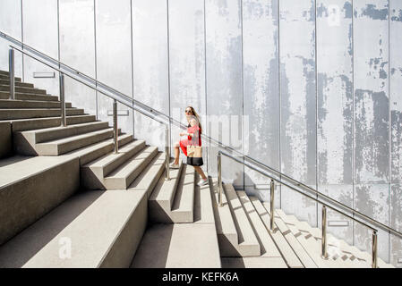 Frau auf der Treppe Stockfoto