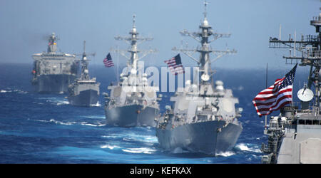 Pazifik - 18. Juni 2006--USS Cowpens (CG 63) (im Vordergrund) USS Lassen (DDG-82), USS John S. McCain (DDG-56), USS Vandegrift (FFG-48) und USNS Tippecanoe (T-AO 199) während eines Foto-Übung zum Auftakt der Übung Valiant Shield 2006 folgt.  Die Kitty Hawk Carrier Strike Group ist derzeit in Valiant Shield 2006, der größten gemeinsamen Übung in den letzten Übung Valiant Shield Teil.  Statt in der Guam Bedienbereich Juni 19-23, beinhaltet die Übung 28 Kriegsschiffe, darunter drei Trägergruppen Streik.  Fast 300 Flugzeuge und ca. 22.000 Service-Mitglieder aus der Marine Stockfoto