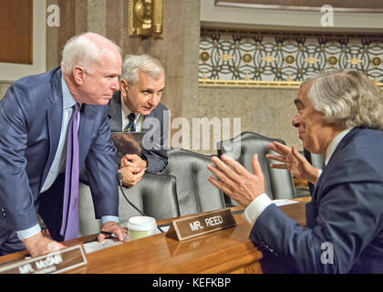 Us-Senator John McCain (Republikaner aus Arizona), Vorsitzender des Ausschusses des US-Senats auf Streitkräfte, nach links ab und folgen Sie der Ausschuss Anhörung zum Thema "Auswirkungen der umfassenden Gemeinsamen Aktionsplan (JCPOA) auf US-Interessen und das militärische Gleichgewicht im Nahen Osten" mit auf dem Capitol Hill am Mittwoch, 29. Juli 2015 US-Senator Jack Reed (Demokrat von Rhode Island), ranking Mitglied, Mitte, diskutieren Zeugnis mit US-Energieminister Ernest Moniz, rechts. Credit: Ron Sachs/CNP/MediaPunch Stockfoto