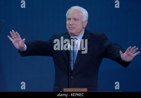 New York, New York - 30. August 2004 -- US-Senator John McCain (Republikaner von Arizona) spricht auf der republikanischen Konvention von 2004 im Madison Square Garden in New York am 30. August 2004..Credit: Ron Sachs/CNP.(EINSCHRÄNKUNG: Keine U-Bahn von New York oder andere Zeitungen im Umkreis von 75 Meilen von New York City)/MediaPunch Stockfoto