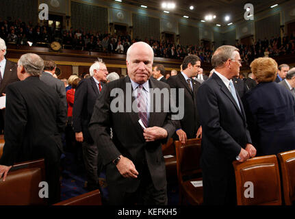 Washington, DC - 9. September 2009 -- US-Senator John McCain kommt für die Rede auf das Wort.U.S. Präsident Barack Obama spricht vor einer gemeinsamen Sitzung des US-Kongresses auf dem Kapitol in Washington vom 9. September 2009 über die Reform des Gesundheitswesens. .Credit: Jason Reed / Pool über CNP /MediaPunch Stockfoto