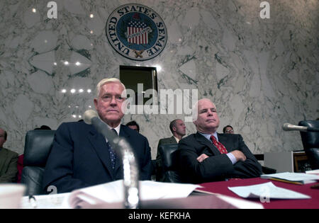 Die Senatoren der Vereinigten Staaten Ernest Hollings (Demokrat von South Carolina), Left, und John McCain (Republikaner von Arizona), rechts, hören zu, wie US-Senator Joseph Lieberman (Demokrat von Connecticut), der 2000 Kandidat der Demokratischen Partei für den Vizepräsidenten der Vereinigten Staaten, vor dem US-Senatsausschuss für Handel, Wissenschaft, zeugt. Und Verkehrsanhörung über die Vermarktung Von Gewalt an Kinder in Washington, DC am 13. September 2000. Kredit: Ron Sachs / CNP / MediaPunch Stockfoto