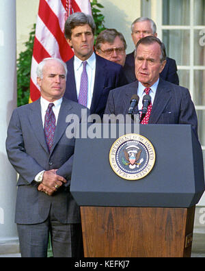 Washington, DC - (Datei)--US-Präsident George H.W. Bush verkündet, daß die Regierung von Vietnam bereit erklärt hat, alle Informationen, einschließlich Fotos, Artefakte und militärischen Dokumenten auf USA Kriegsgefangen (POWs) und die fehlenden in Aktion (MIAs) im Rose Garden des weißen Hauses auf Freitag, 23. Oktober 1992 zur Verfügung stellen.  Im Bild von links nach rechts: US-Senator John McCain (Republikaner von Arizona); Senator der Vereinigten Staaten John F. Kerry (Demokrat von Massachusetts); Vereinigte Staaten Staatssekretär Lawrence Eagleburger; Director of Central Intelligence Robert M. Stockfoto