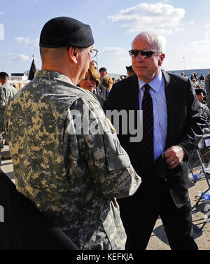 Fort Hood, TX - 10. November 2009 - US-Senator John McCain (Republikaner von Arizona) (R) begrüßt einen Soldaten, als er den Gedenkdienst für die 12 Soldaten und einen Zivilisten verlässt, der am 10. November 2009 in Fort Hood U.S Army Post in der Nähe von Killeen, Texas, USA getötet wurde. Armee-Major Malik Nadal Hasan hat Berichten zufolge 13 Menschen, 12 Soldaten und einen Zivilisten erschossen und 30 weitere bei einem Amoklauf am 05. November im Soldier Readiness Center des Stützpunktes verletzt, wo Soldaten im Einsatz sind und zurückkehrende Soldaten einer medizinischen Vorführung unterzogen werden. .Credit: Tannen Maury / Pool über CNP /MediaPunch Stockfoto