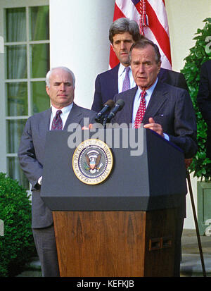 Washington, DC - (AKTE) - Präsident der Vereinigten Staaten George H.W. Bush kündigt an, dass die Regierung Vietnams sich bereit erklärt hat, alle Informationen einschließlich Fotos, Artefakte und Militärdokumente über Kriegsgefangene der Vereinigten Staaten (POWs) und Vermisste in Aktion (Mias) im Rosengarten des Weißen Hauses am Freitag, 23. Oktober 1992, zugänglich zu machen. Dargestellt von links nach rechts: US-Senator John McCain (Republikaner von Arizona); US-Senator John F. Kerry (Demokrat von Massachusetts); und Präsident Bush..Credit: Ron Sachs/CNP/MediaPunch Stockfoto