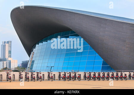 Die Aquatics Centre Außen, von Zaha Hadid, modernen Schwimmbad Sport Veranstaltungsort, bei der die Zeile der City Bikes vor, Queen Elizabeth Olympic Park Stratford, Lon Stockfoto