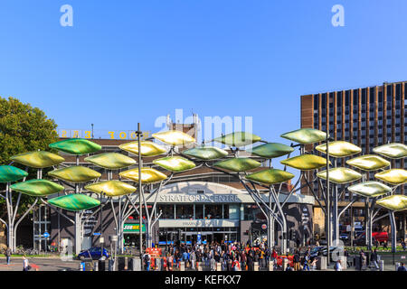 Leute einkaufen bei Stratford Center Shopping Mall, außen mit dem Shoal installation, Stratford, London, England Stockfoto