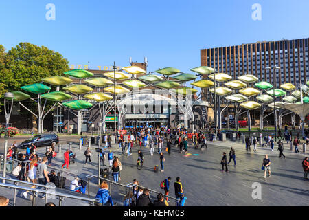 Einkaufsmöglichkeiten im Einkaufszentrum Stratford Centre, Außenfassade mit den Shoal-Skulpturen, Stratford, London, England Stockfoto