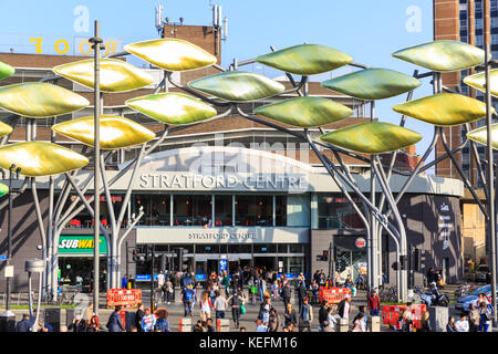 Einkaufsmöglichkeiten im Einkaufszentrum Stratford Centre, Außenfassade mit den Shoal-Skulpturen, Stratford, London, England Stockfoto