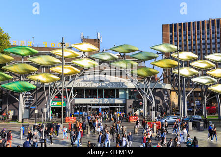 Leute einkaufen bei Stratford Center Shopping Mall, außen mit dem shoal Skulptur Kunstwerke, Stratford, London, England Stockfoto