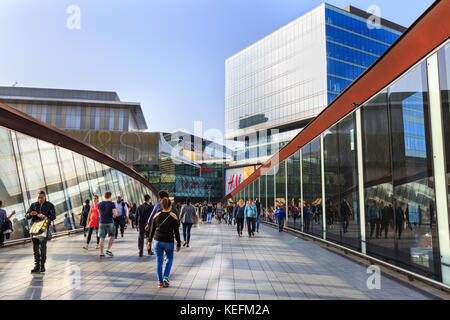 Menschen, die auf dem Fußgängerweg von Stratford Station East London laufen, das Westfield Shopping Centre, London, England Stockfoto