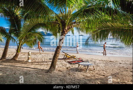 Thailand, Trat Provinz, Koh Chang Insel im Golf von Thailand, Westküste, Urlauber bei Ao Klong Phrao Beach Stockfoto