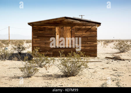 Verlassene Homestead, Mojave-wüste, die kalifornische Wüste, unter einem blauen Himmel. Stockfoto